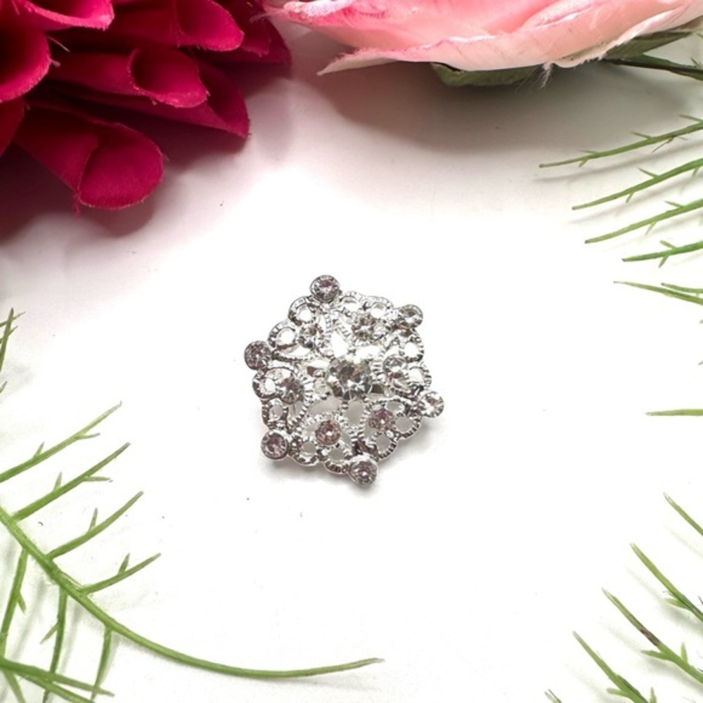 NEW⚜️Classic Crystal Cluster Embellished Brooch